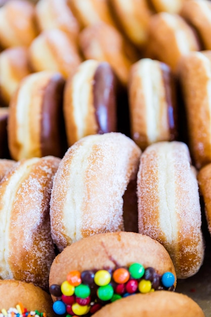 Verse donuts in de doos van de plaatselijke bakker.