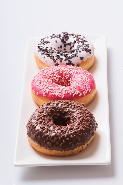 Verse donuts op een bord