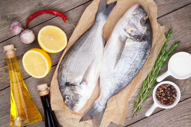 Verse dorado vis koken met kruiden en specerijen