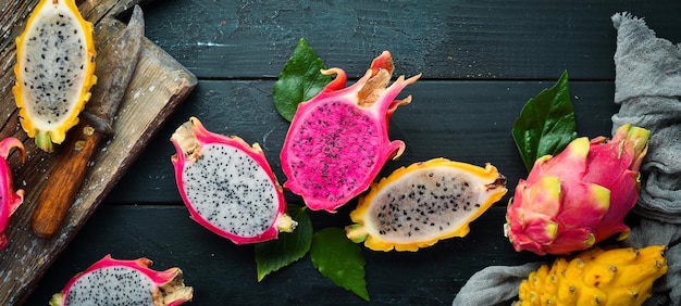 Verse Dragon Fruit op een zwarte achtergrond Tropische vruchten Bovenaanzicht Vrije ruimte voor tekst