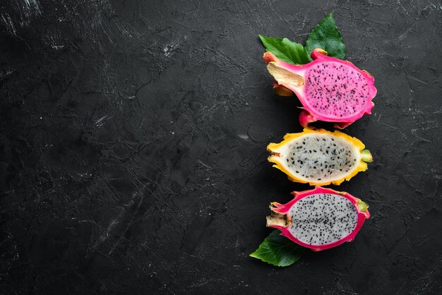 Verse Dragon Fruit op een zwarte achtergrond Tropische vruchten Bovenaanzicht Vrije ruimte voor tekst