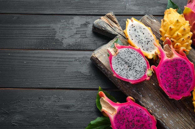 Verse Dragon Fruit op een zwarte achtergrond Tropische vruchten Bovenaanzicht Vrije ruimte voor tekst