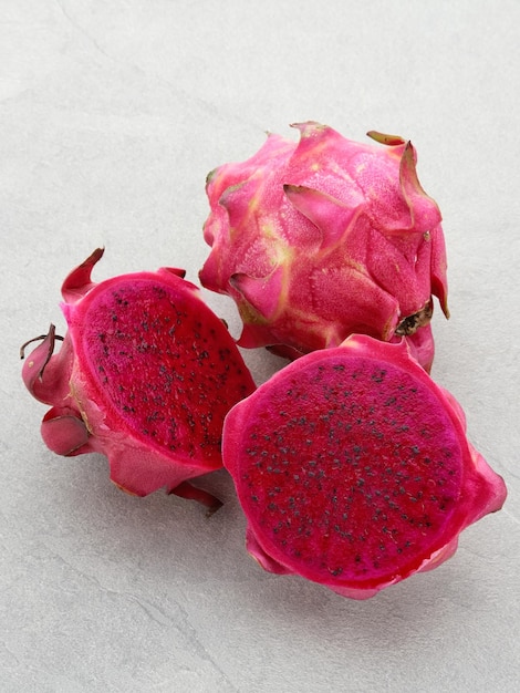 Verse Dragon Fruits Buah Naga op witte achtergrond kopie ruimte selectieve focus afbeelding