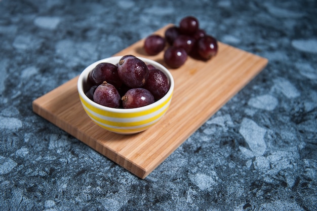 Verse druiven fruit op marmeren tafel. Plat leggen.