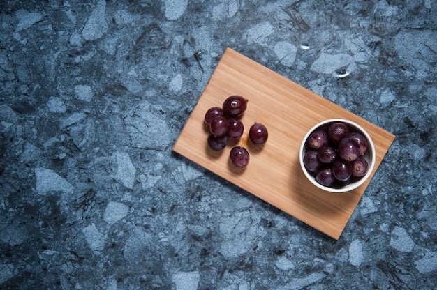 Verse druiven fruit op marmeren tafel. Plat leggen.