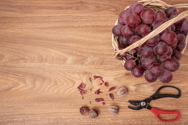 Verse druiven op mand houten achtergrond