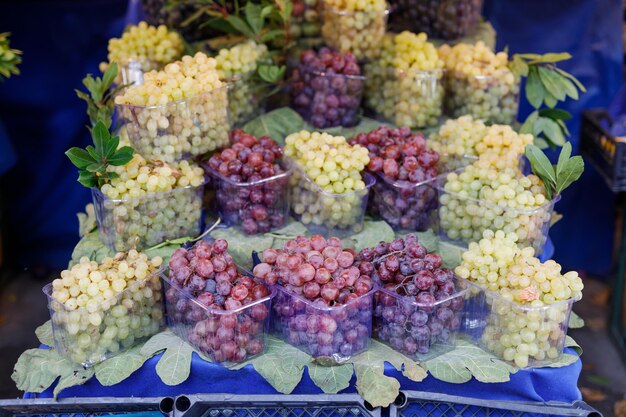 Foto verse druiven van het seizoen op de plaatselijke markt in turkije