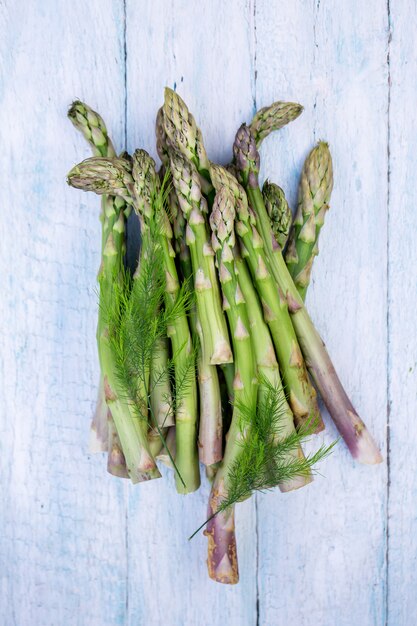 Verse ecologische groene asperges