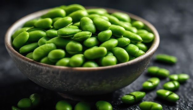 Verse edamame bonen in een rustieke schaal