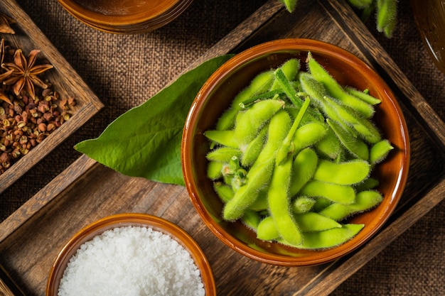 Verse edamame op een houten bord