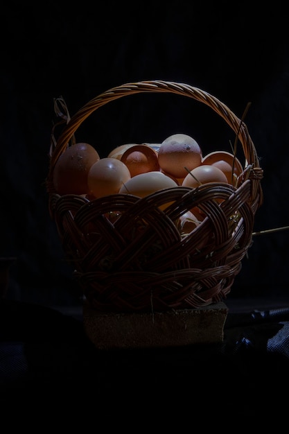 Verse eieren van biologische boerderijen worden in een rieten mand geplaatst