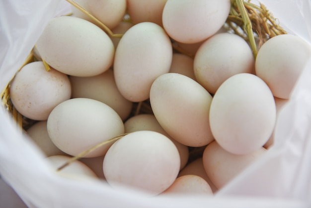 Verse eieren witte eendei in witte zak - produceer eieren vers van de boerderij biologisch