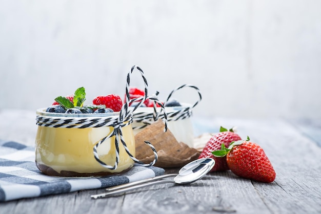 Foto verse en gezonde natuurlijke yoghurt met bessen op houten tafel