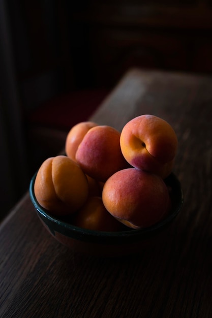 Verse en rijpe abrikozen klaar om te eten Zoet en zomerfruit