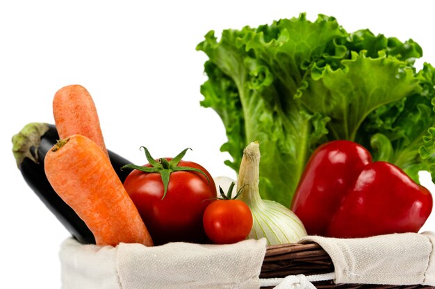 Verse en rijpe groenten in een rieten mand Gezond veganistisch eten Groenten uit moestuin