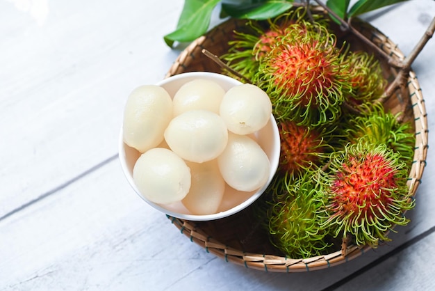 Verse en rijpe ramboetan zoet tropisch fruit gepelde ramboetan met blad Rambutan fruitoogst uit de tuin rambutanboom