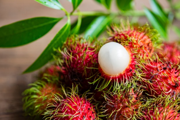 Verse en rijpe ramboetan zoet tropisch fruit gepelde ramboetan