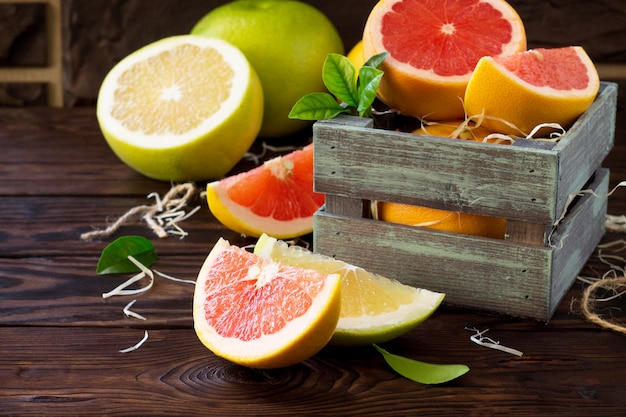 Verse en sappige rode grapefruit in een houten doos