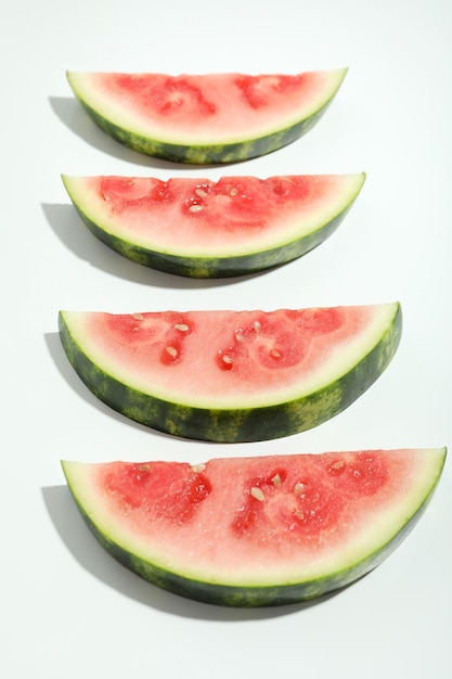 Verse en sappige watermeloenplakken op witte achtergrond