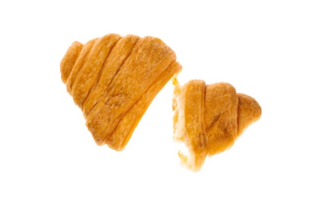 Verse en smakelijke croissant die ter beschikking op witte achtergrond wordt geïsoleerd