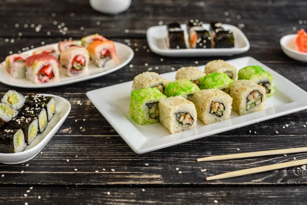 Verse en smakelijke sushi op donkere achtergrond. Het kan als achtergrond worden gebruikt