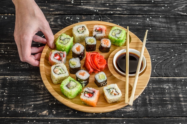 Verse en smakelijke sushi op donkere achtergrond.