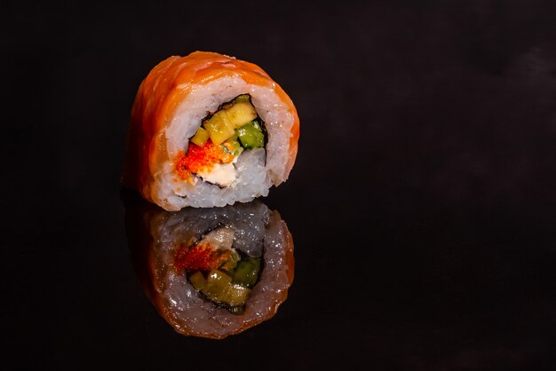 Verse en smakelijke sushi op donkere achtergrond