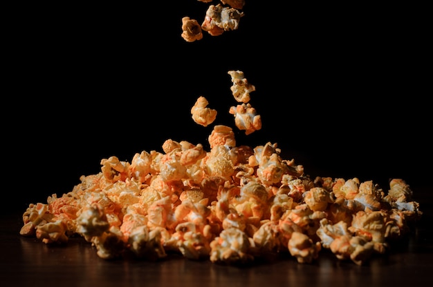 Verse en warme zoute popcorn met kaas