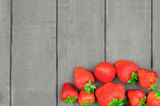 Verse en zoete aardbeien op een tafel op een donkere achtergrond