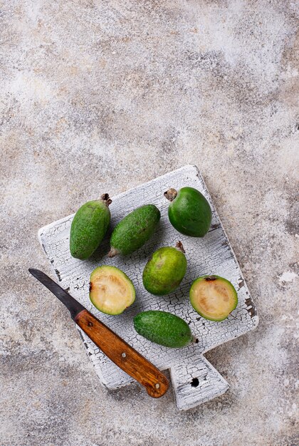 Verse feijoa op een lichte achtergrond