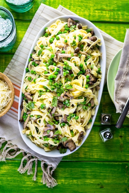 Verse fettuccine met romige champignonsaus.