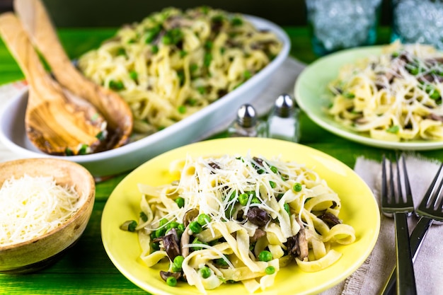 Verse fettuccine met romige champignonsaus.