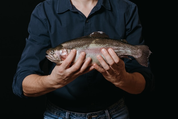 Verse forel in de handen van een man close-up