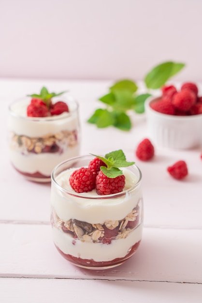 verse framboos en yoghurt met granola - Gezonde voedingsstijl