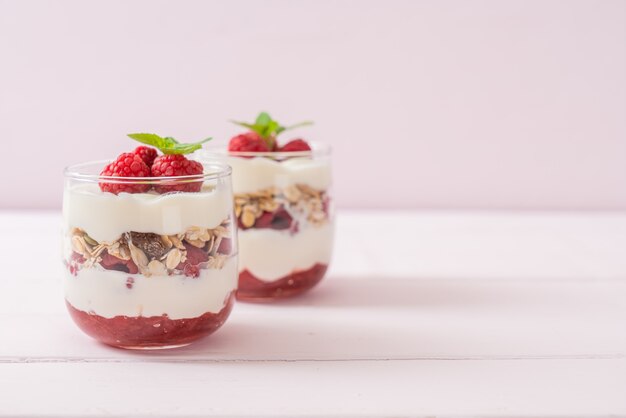 Foto verse framboos en yoghurt met granola - healthy food style