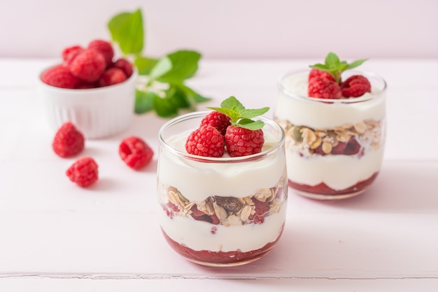 verse frambozen en yoghurt met granola - Gezonde voedingsstijl