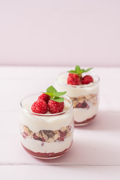 Verse frambozen en yoghurt met granola - gezonde voedingsstijl