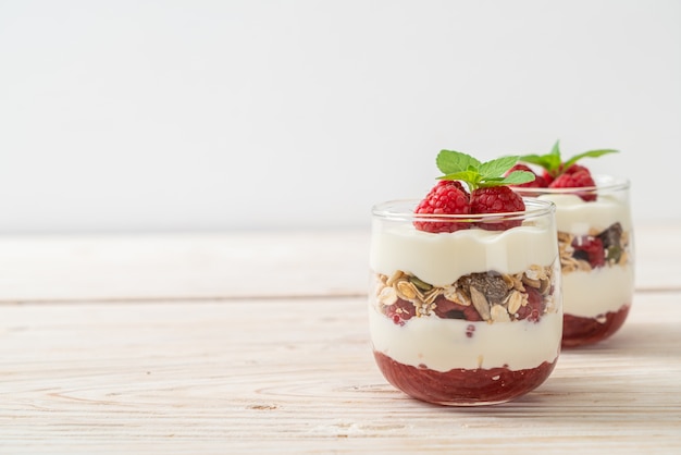 Verse frambozen en yoghurt met granola