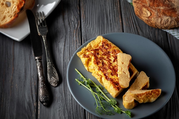 Verse franse omelet met verse erwtenspruiten vegetarisch eten