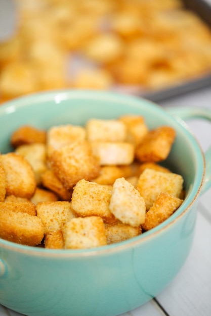 Verse Franse toast croutons in de kom.