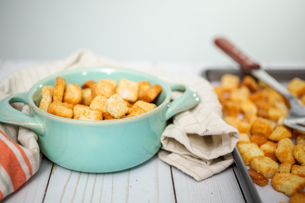 Verse Franse toast croutons in de kom.