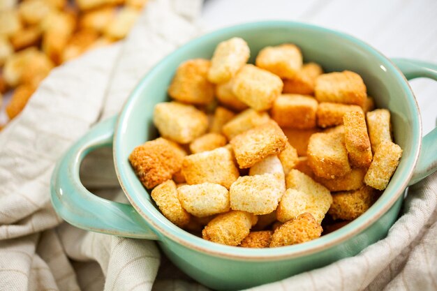 Verse Franse toast croutons in de kom.