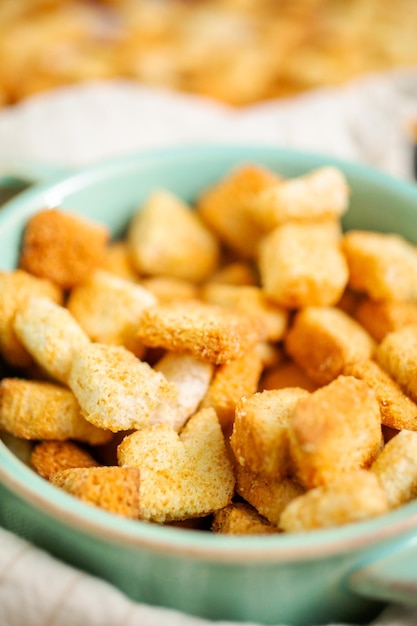 Verse Franse toast croutons in de kom.