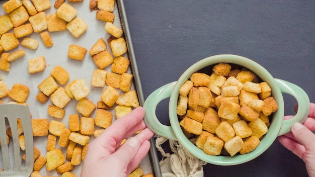 Verse Franse toast croutons in de kom.