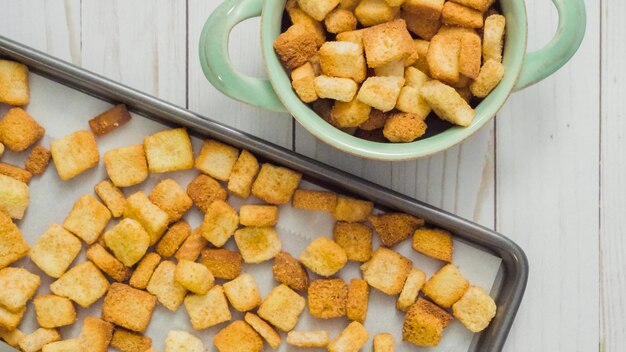 Verse Franse toast croutons in de kom.