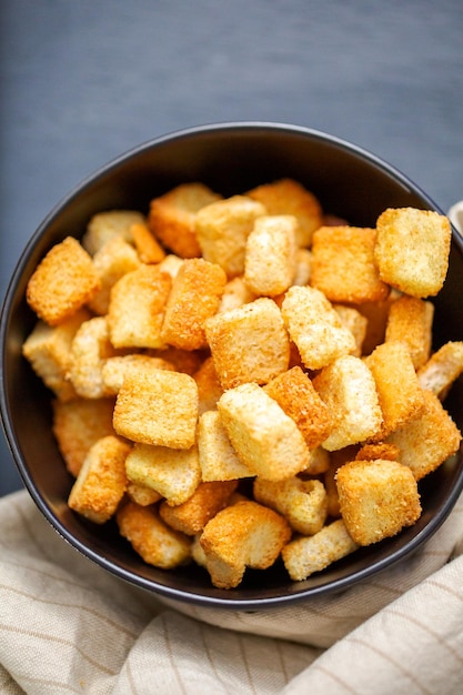 Verse Franse toast croutons in zwarte kom.