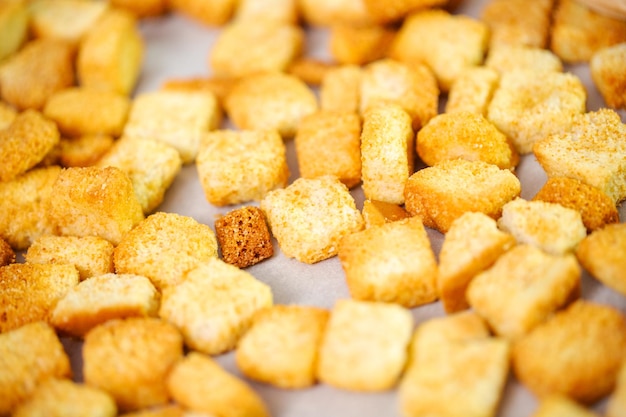 Verse Franse toast croutons op bakplaat.