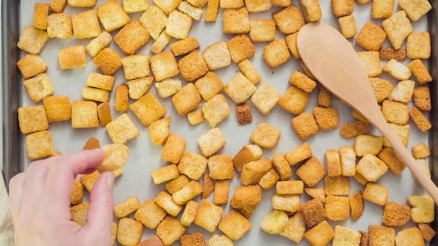 Verse Franse toast croutons op bakplaat.