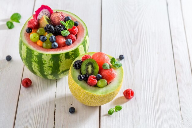 Verse fruitsalade in watermeloen in de zomerkeuken