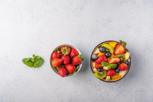 Verse fruitsalade met verschillende ingrediënten en munt